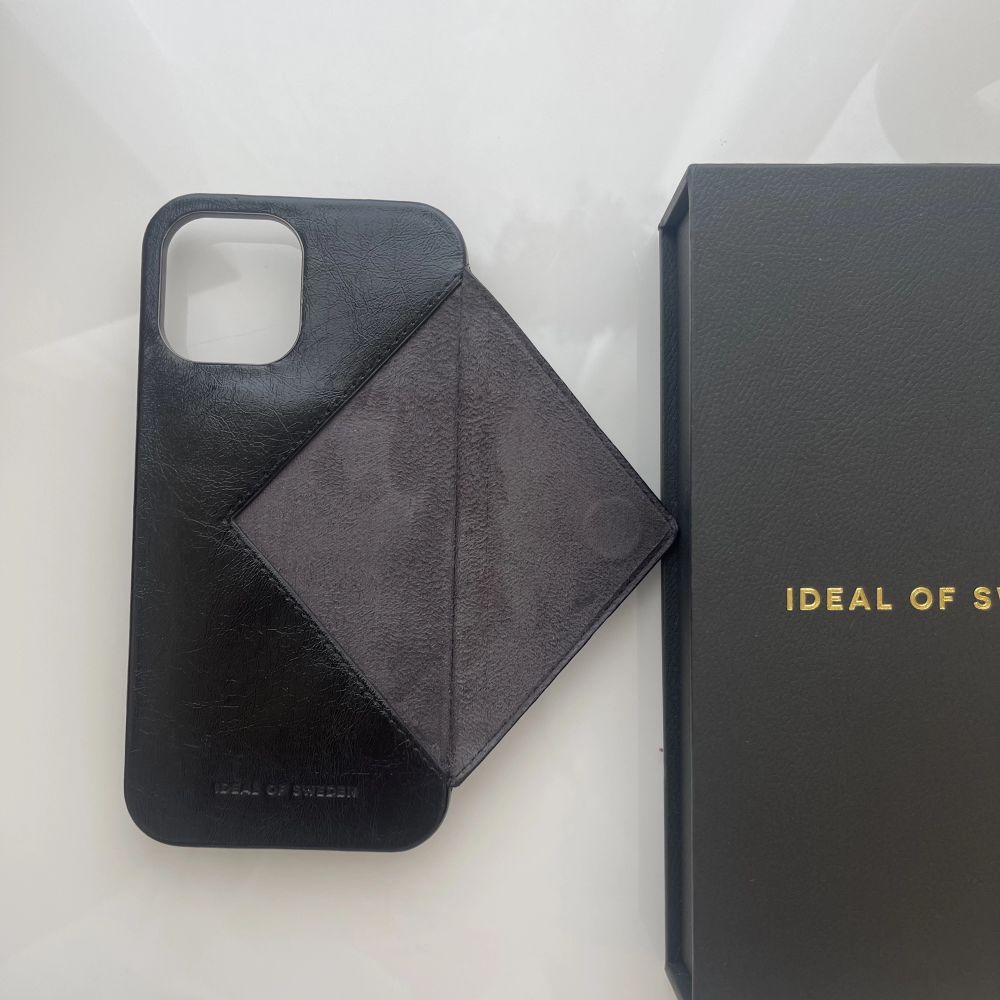 Säljer mitt Statement case från Ideal of Sweden till iPhone 12 PRO Max 🫶🏼Svart läder med nitar samt ett fack som rymmer minst 3 kort 🖤 Nypris 699kr. Accessoarer.