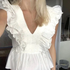 vit blus med volanger från hm - super gullig blus som passar till allt, köpte nyligen men passade tyvärr inte på mig så jag hoppas någon annan kan ha mer användning av den än jag! (första bilden lånad) 💘