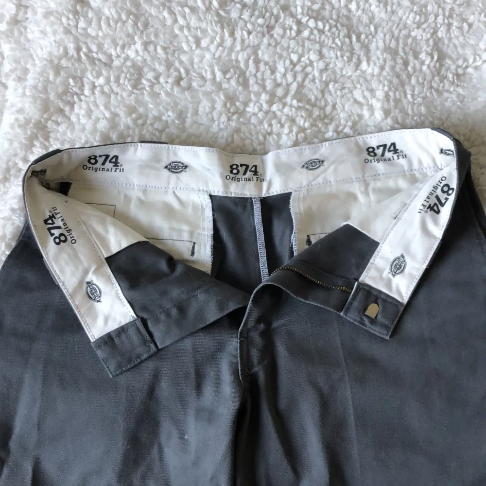 Superfina gråa dickies byxor, använd fåtal gånger💕sytt upp dom litegrann så längden är bra på mig som är 157cm🫶🏼. Jeans & Byxor.