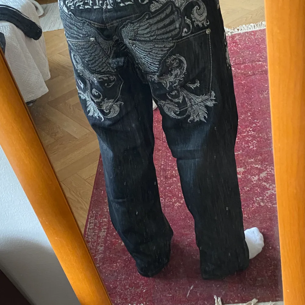 Skit balla och sällsynta heartless jeans med ett coolt tryck där bak . Jeans & Byxor.