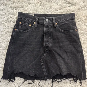 levis kjol - svart levis kjol men slitningar som knappt är använd, köpt för länge sen