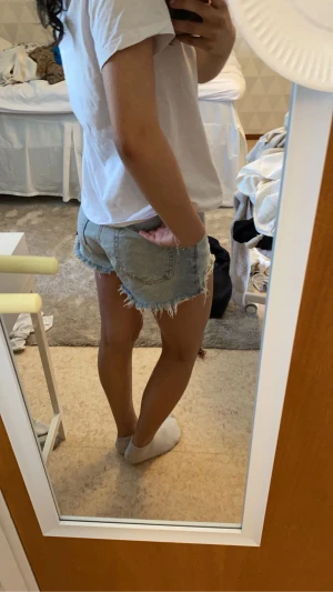 Jeansshorts  - Säljer mina snygga ljusblåa jeansshorts från zara, skriv vid frågor❤️