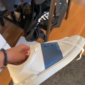 Valentino Calfskin Open Sneaker - Storlek 42  Använda men ändå bra skick Köpta på Leggansheat Man får med låda och allt tillbehör