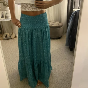 Långkjol zara - Säljer denna superfina och eftertraktade långkjol från zara💕💕endast testad med prislappen kvar! 