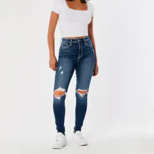 Säljer dessa jeans från Hollister som är i bra skick👖 De sitter som en XS/S och köptes för 700kr😇 Väldigt fin passform💎