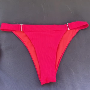 Bikini  - Bikiniunderdel i storlek small 🦋 hör av er vid minsta intresse eller funderingar 🫶