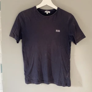 Hugo Boss t-shirt - Storlek XS i bra skick. 7/10 skick. Hör av er vid några frågor.
