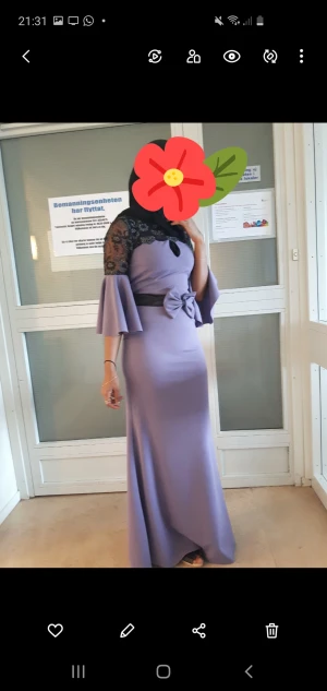 Klänningen är använd 2 gånger bara .jag köpte 2000 - Lång klänning