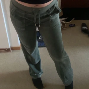 Juicy byxor - Säljer mina mörk gröna juicy byxor då de inte kommer till användning. Pris kan diskuteras ifall man vill köpa med kofta. Har änvänts ett par gånger och är i bra skick☺️