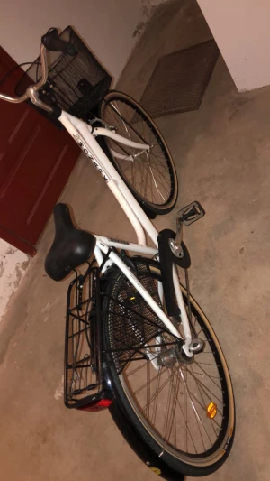 Monark  - Säljes då min tjej inte använder den då hon köpt elscooter Iställe