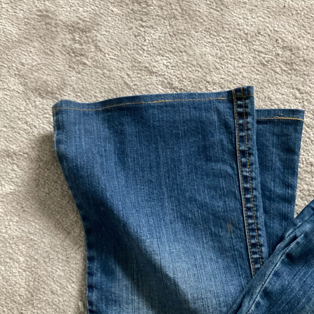 Säljer dessa jeans då jag aldrig använt o nu har jag växt ur de på längden 💞dunder skick hör av er för fler bilder💞pris kan diskuteras står ej för frakten. Jeans & Byxor.