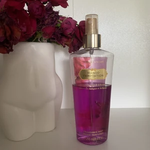 Victorias Secret Body mist - Body mist från Victorias Secret i doften ”Mango temptation”✨ ca 65% kvar av 250 ml. Tryck gärna på köp nu
