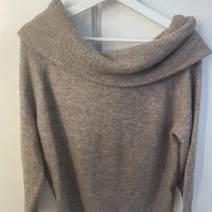 supersöt stickad tröja! - Köpt på HM för många år sen, storlek XS. Köpt för 249 o säljer för 129. Pris går att diskuteras. Köpare står för frakten.