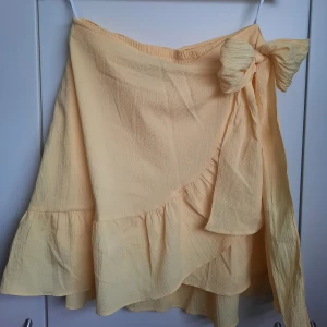 Solig sommarkjol i gul - Sol i vardagen eller till fest: Lätt och fin sommar kjol  Vero Moda Gul Fina detaljer Storlek L  använd få tal gånger