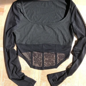 Topp/ långärmad - Fin topp i nyskick utan slitningar, köpt second hand och har därefter bara provats en gång. 