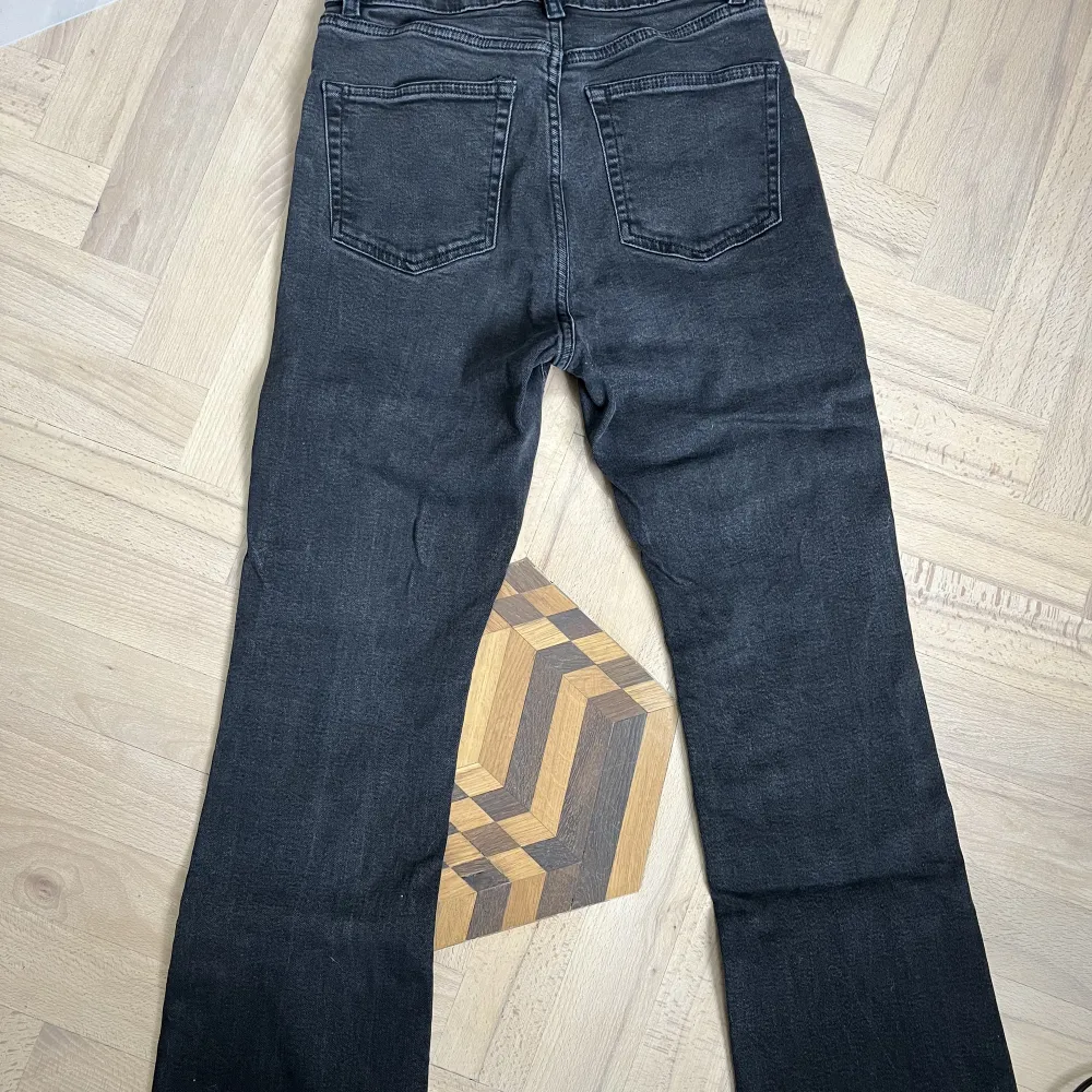 Jätte fina svarta flared jeans!!. Jeans & Byxor.