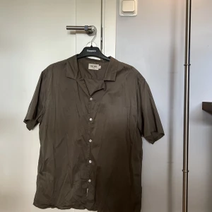 Tunn grön sommarskjorta - Storlek L Bra skick Använd fåtal gånger