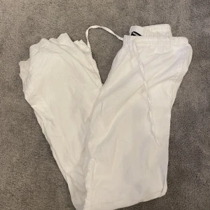 Linnebyxor - Linnebyxor från bikbok. Slutsålda i alla storlekar. Använda 1 gång!!