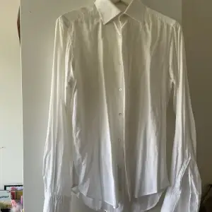 En korus skjorta i bra skick. (Pappa rensar garderoben) köparen står för frakt och pris kan diskuteras💕nypris 1200kr 
