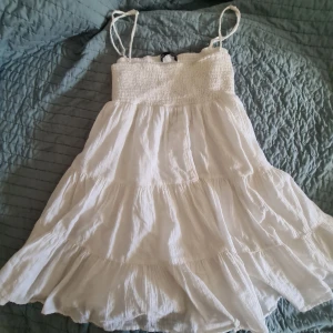 Zara klänning  - Zara klänning som är i trend i sommaren. Nyskick, jättefin passar allt möjligt. I storlek S 