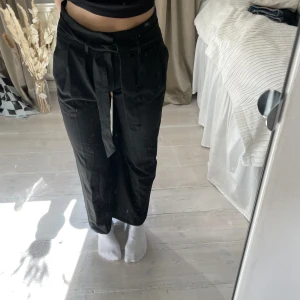 Tygbyxor - Band i midjan så går att justera, aldrig använda 🫶