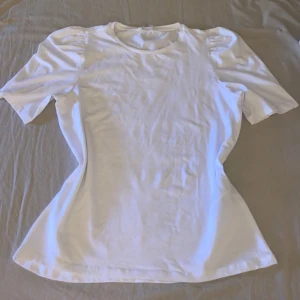 Vit t shirt - Vit t shirt med lite puff på armarna. Aldrig använt!! Har oxå exakt likadan i storlek M, bara använt en gång!