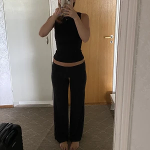 Glitter byxor  - Glittriga byxor från H&M i strlk xs, finns lite defekt så vill man ha bild kan jag skicka☺️💗 120kr + frakt