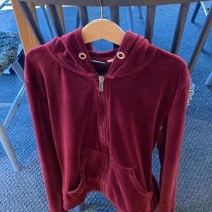 Vinröd tröja stl 146-154 - Vinröd tröja stl 146-154. Velour i materialet tröjan är i bra skick.