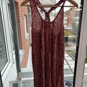 Prickigt linne brottarrygg  - Prickigt mönstrat linne storlek M med brottarrygg 