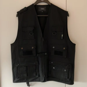 DRKN Väst  - DRKN Gaming Tech Väst Cargo