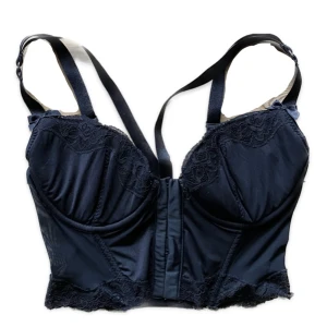 Korsett topp - Så söt korsett topp! Knäpps där fram. Inte sätt några defekter. Ingen lapp i men jag brukar ha 75 i bhar och typ A/B kupa, lite för stor vid tuttarna så skulle gissa på 75B. Korsad i ryggen, glömde fota men skriv så fixar jag!