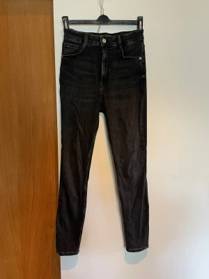 Tighta jeans - Tighta svarta jeans från zara. Använda endast fåtal gånger. Superstretchiga.