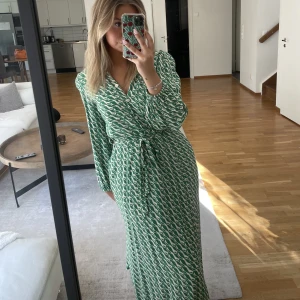 Klänning från zara  - Klänning från zara i fint skick! Storlek 36. Normal i storlek, köpare står för frakt 🌸