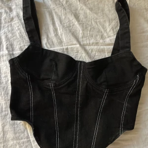Korsett topp - Cool korsett topp från Zara. Aldrig använd. 