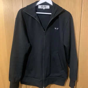 CDG full zip - Säljer min riktigt feta cdg tröja då jag växt ur den. Storleken är L men den sitter mer som M skulle jag säga. 