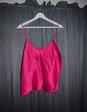 Linne - Ursnyggt glansigt siden linne i en mörkare rosa💗. Toppen saknar märke och även storlek, men skulle uppskatta storleken som M (men beroende på hur man vill att plagget ska sitta kan det passa från  S- L)