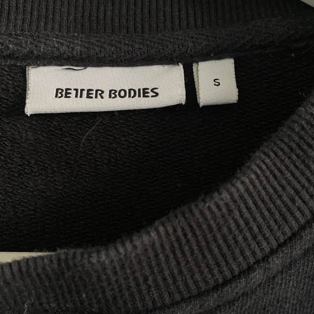 Grå/svart croppad sweatshirt från Better Bodies, använd ett par gånger. Älskar den men säljes pga flytt utomlands 🌸 Storlek S. Hoodies.