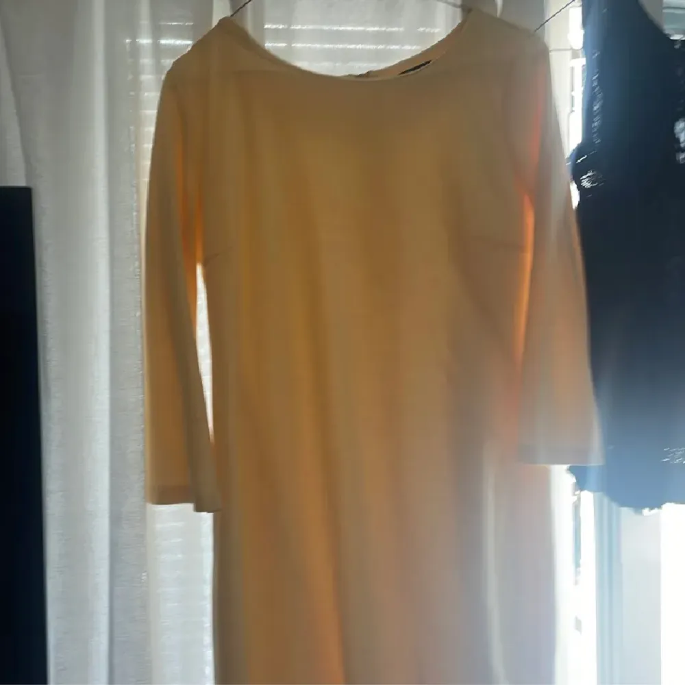 Säljer den här gula klänningen från vila , den är använd några gånger men inga hål eller ngt annat❤️. Klänningar.