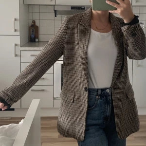 Rutig Kavaj/ kappa - Rutig kavaj i tjockare material. Storlek 36 i väldigt fint skick. Använd en gång!