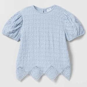 Blå tröja - Säljer denna jätte söta blå t-shirten som är köpt på Zaras barnavdelning . Säljer då den inte kommer till användning.