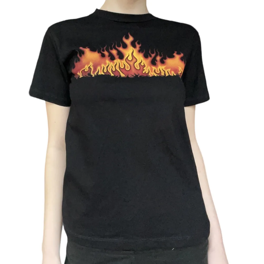 Cool t shirt med eld tryck!💋 Tror det är en barn t shirt men skulle säga en Xs/S! I perfekt skick!💋. Toppar.