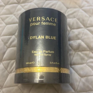 Versace Pour Femme Dylan Blue 100 ml - Helt ny och öppnade . Kostar nästa 1000 kr på affären