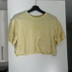 Gullig t-shirt med tryck på bröstet o storlek S Plagget finns på fler sidor så kan säljas. 