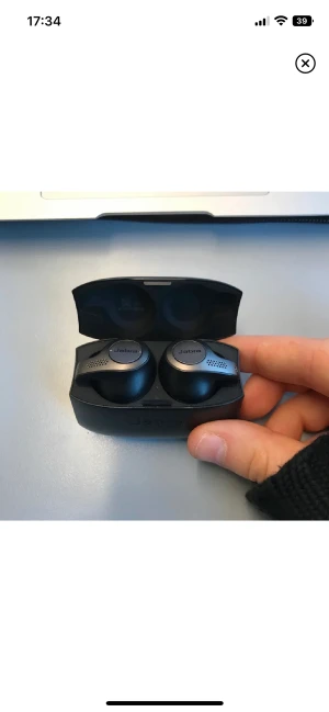 Jabra Elite 65t - Väl fungerande bluetooth hörlurar, använda ungefär ett halvår. Säljs utan ladd sladd.  Pris kan diskuteras. 