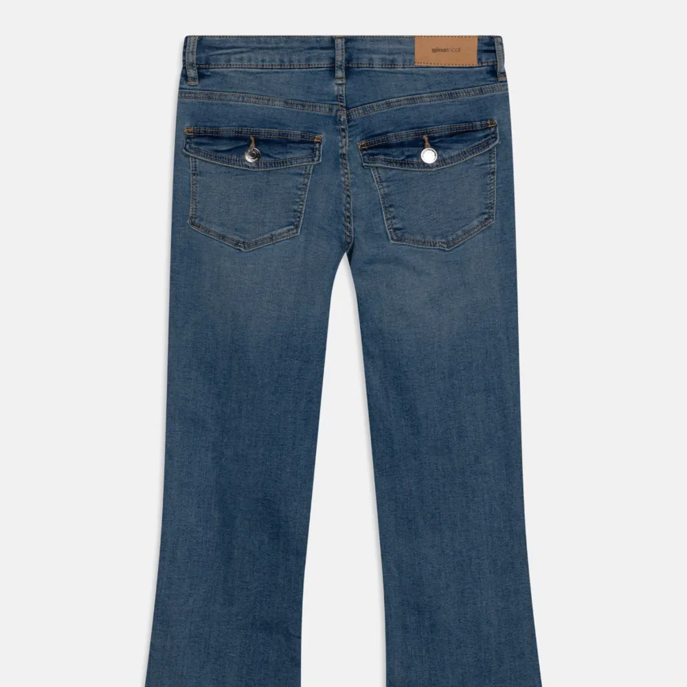 Säljer dessa fina jeans från Gina då jag råkade köpa 2st. De är bootcut så svänger ut. Storlek 164 men passar mig som har XS/S 🫶🏻. Jeans & Byxor.