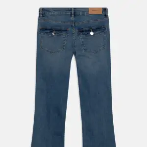 Säljer dessa fina jeans från Gina då jag råkade köpa 2st. De är bootcut så svänger ut. Storlek 164 men passar mig som har XS/S 🫶🏻
