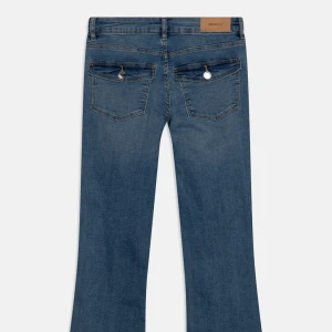 Lågmidjade Bootcut Jeans  - Säljer dessa fina jeans från Gina då jag råkade köpa 2st. De är bootcut så svänger ut. Storlek 164 men passar mig som har XS/S 🫶🏻
