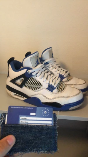 Jordan 4 motorsport  - Säljer nu dessa då jag tyvärr tröttnat på dem. BRA ANVÄNT SKICK INGA DEFEKTER. Enligt mig sjukt bra pris då de går för närmre 7000 på StockX. Ingen låda tyvärr men har bevis på att de är äkta. Byten kan vara intressant