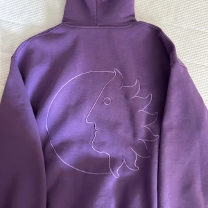 District fortysix hoodie - En district 46 Hoodie i väldigt bra pris. Pris kan diskuteras! Säljer då den mest hänger i garderoben.