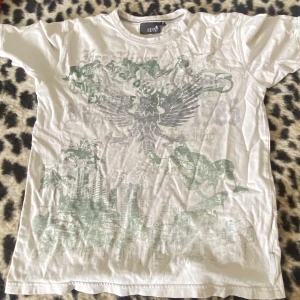 Cool t shirt - Jättecool t shirt med tryck💓 lite hål här och där men inget som förstör 💓